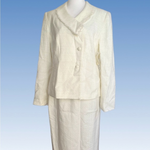 Worthington Dresses & Skirts - Worthington Cream Textured suit jacket size 10 skirt size 8
